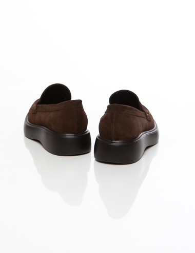 Cette image contient Mocassins femme en daim marron ou noir avec semelle confort chez Joliesse. à 119,99 TND en Tunisie. L'hexa 