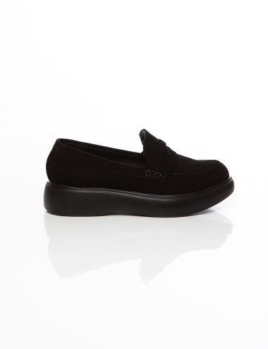 Cette image contient Mocassins femme en daim marron ou noir avec semelle confort chez Joliesse. à 119,99 TND en Tunisie. L'hexa 