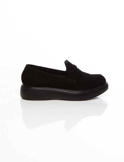 Cette image contient Mocassins femme en daim marron ou noir avec semelle confort chez Joliesse. à 119,99 TND en Tunisie. L'hexa 