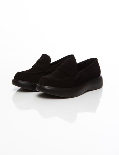 Cette image contient Mocassins femme en daim marron ou noir avec semelle confort chez Joliesse. à 119,99 TND en Tunisie. L'hexa 