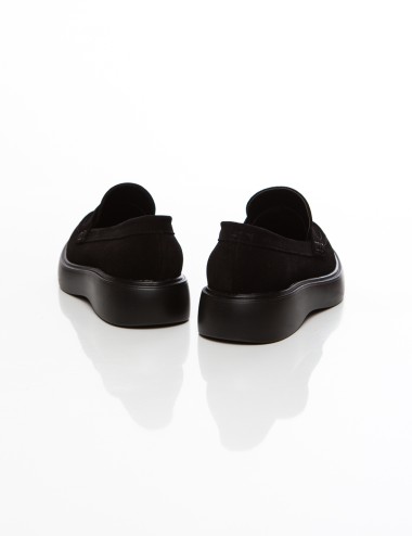 Cette image contient Mocassins femme en daim marron ou noir avec semelle confort chez Joliesse. à 119,99 TND en Tunisie. L'hexa 