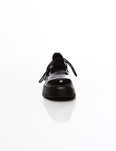Cette image contient Chaussures vernies noires à lacets femme avec semelle épaisse chez Joliesse. à 99,99 TND en Tunisie. L'hexa