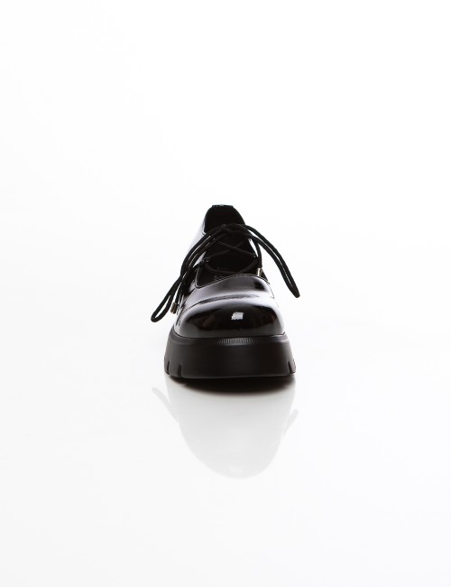 Cette image contient Chaussures vernies noires à lacets femme avec semelle épaisse chez Joliesse. à 99,99 TND en Tunisie. L'hexa