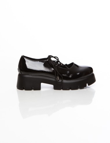 Cette image contient Chaussures vernies noires à lacets femme avec semelle épaisse chez Joliesse. à 99,99 TND en Tunisie. L'hexa