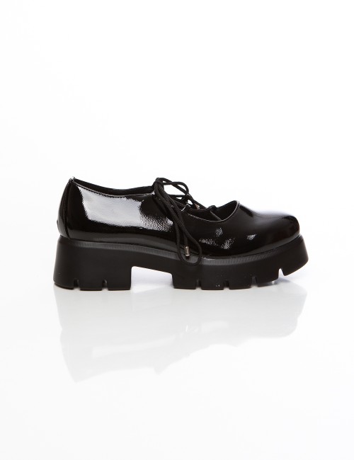 Cette image contient Chaussures vernies noires à lacets femme avec semelle épaisse chez Joliesse. à 99,99 TND en Tunisie. L'hexa