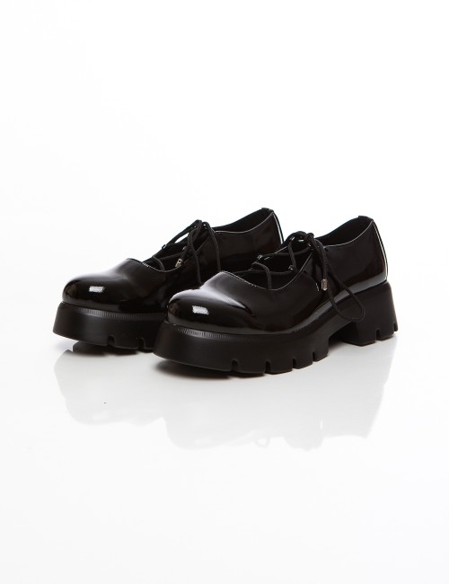 Cette image contient Chaussures vernies noires à lacets femme avec semelle épaisse chez Joliesse. à 99,99 TND en Tunisie. L'hexa