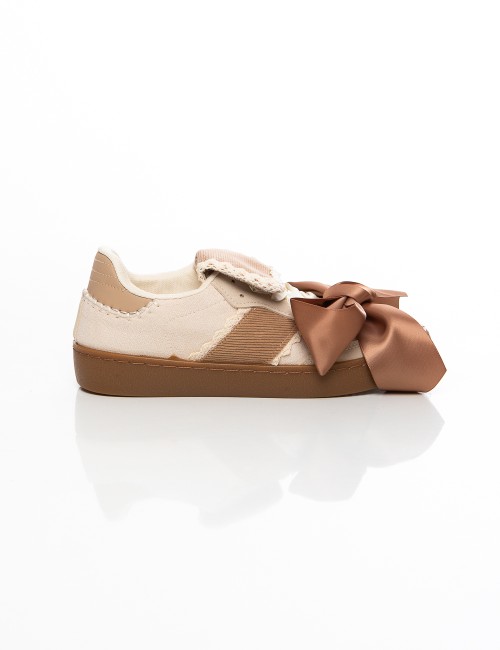 Cette image contient Baskets fantaisie à ruban satin Style élégant fille chez Joliesse. à 89,99 TND en Tunisie. L'hexa de l'arri