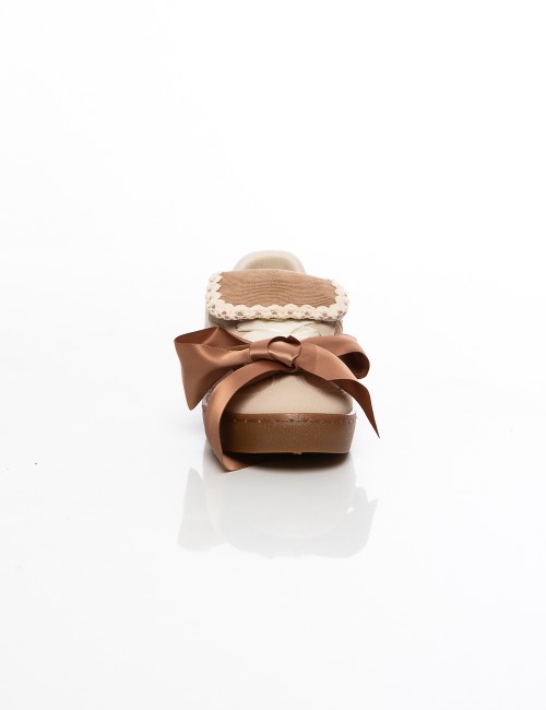 Cette image contient Baskets fantaisie à ruban satin Style élégant fille chez Joliesse. à 89,99 TND en Tunisie. L'hexa de l'arri