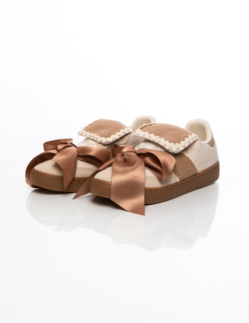 Cette image contient Baskets fantaisie à ruban satin Style élégant fille chez Joliesse. à 89,99 TND en Tunisie. L'hexa de l'arri