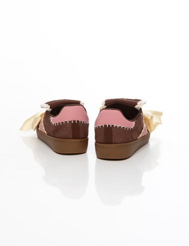 Cette image contient Baskets fantaisie à ruban satin Style élégant fille chez Joliesse. à 89,99 TND en Tunisie. L'hexa de l'arri