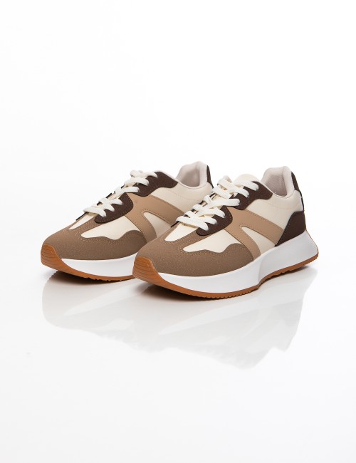 Cette image contient Baskets légères multicolores  Confort et style sportif chez Joliesse. à 89,99 TND en Tunisie. L'hexa de l'a