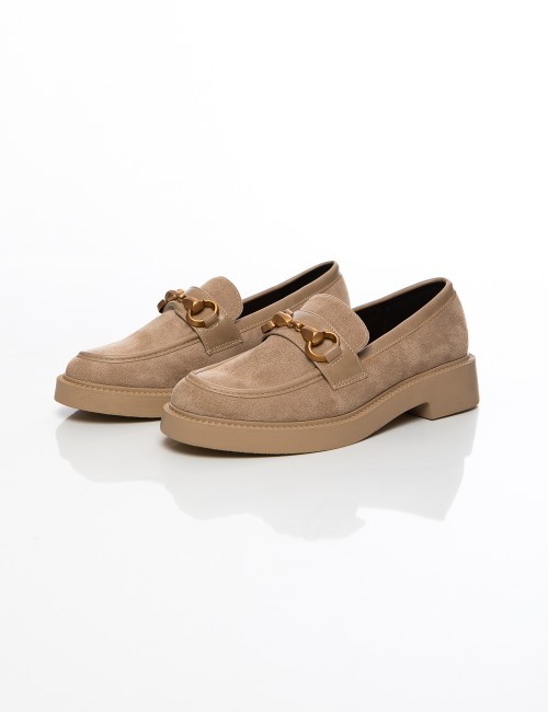 Cette image contient Mocassins femme Élégance et confort chez Joliesse. à 109,99 TND en Tunisie. L'hexa de l'arrière plan est #E