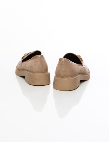 Cette image contient Mocassins femme Élégance et confort chez Joliesse. à 109,99 TND en Tunisie. L'hexa de l'arrière plan est #E