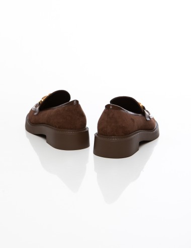 Cette image contient Mocassins femme Élégance et confort chez Joliesse. à 109,99 TND en Tunisie. L'hexa de l'arrière plan est #E