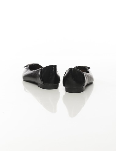 Cette image contient Ballerines femme à bout pointu avec boucle décorative chez Joliesse. à 89,99 TND en Tunisie. L'hexa de l'ar