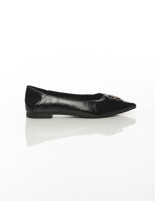 Cette image contient Ballerines femme à bout pointu avec boucle décorative chez Joliesse. à 89,99 TND en Tunisie. L'hexa de l'ar