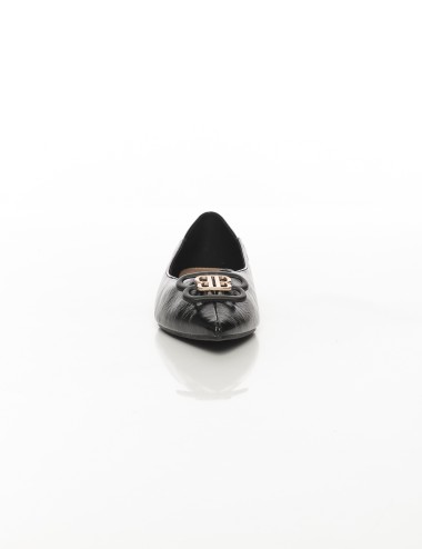 Cette image contient Ballerines femme à bout pointu avec boucle décorative chez Joliesse. à 89,99 TND en Tunisie. L'hexa de l'ar