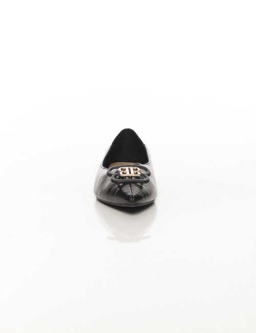 Cette image contient Ballerines femme à bout pointu avec boucle décorative chez Joliesse. à 89,99 TND en Tunisie. L'hexa de l'ar