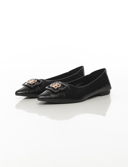 Cette image contient Ballerines femme à bout pointu avec boucle décorative chez Joliesse. à 89,99 TND en Tunisie. L'hexa de l'ar