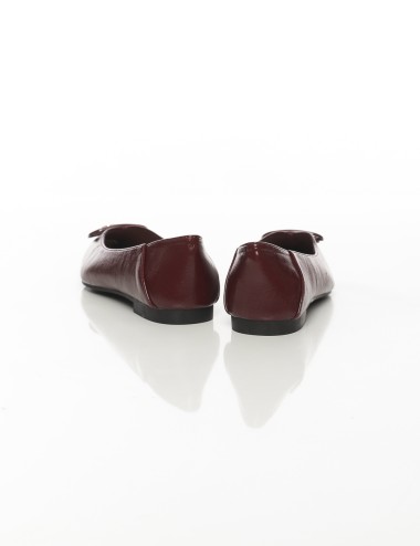 Cette image contient Ballerines femme à bout pointu avec boucle décorative chez Joliesse. à 89,99 TND en Tunisie. L'hexa de l'ar