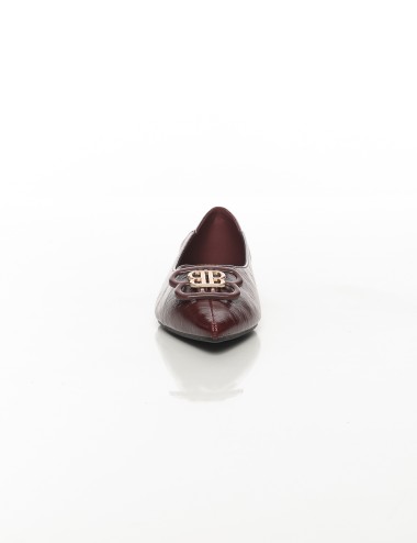 Cette image contient Ballerines femme à bout pointu avec boucle décorative chez Joliesse. à 89,99 TND en Tunisie. L'hexa de l'ar