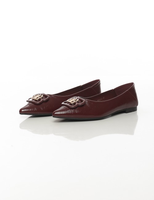 Cette image contient Ballerines femme à bout pointu avec boucle décorative chez Joliesse. à 89,99 TND en Tunisie. L'hexa de l'ar