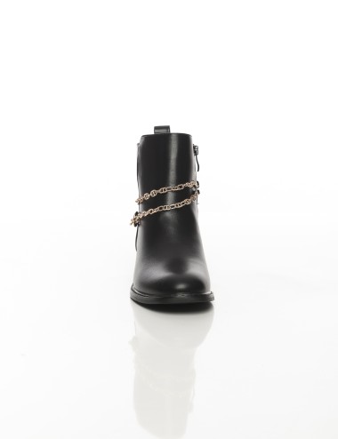 Cette image contient Bottines femme noires à chaînes dorées chez Joliesse. à 159,99 TND en Tunisie. L'hexa de l'arrière plan est