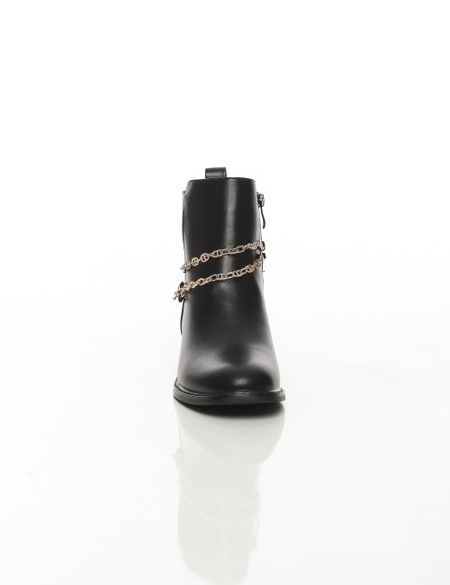 Cette image contient Bottines femme noires à chaînes dorées chez Joliesse. à 159,99 TND en Tunisie. L'hexa de l'arrière plan est