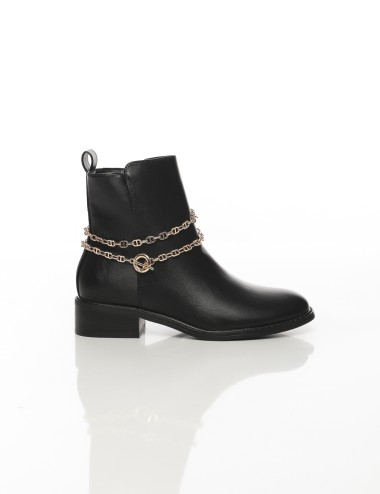 Cette image contient Bottines femme noires à chaînes dorées chez Joliesse. à 159,99 TND en Tunisie. L'hexa de l'arrière plan est