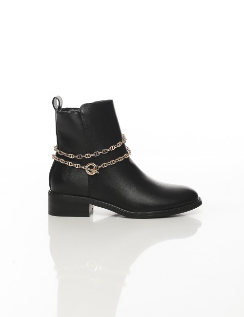 Cette image contient Bottines femme noires à chaînes dorées chez Joliesse. à 159,99 TND en Tunisie. L'hexa de l'arrière plan est