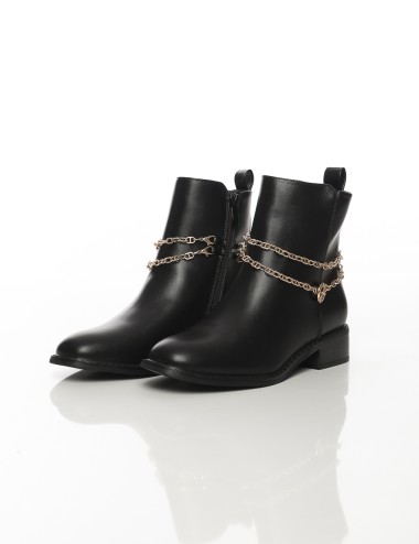 Cette image contient Bottines femme noires à chaînes dorées chez Joliesse. à 159,99 TND en Tunisie. L'hexa de l'arrière plan est