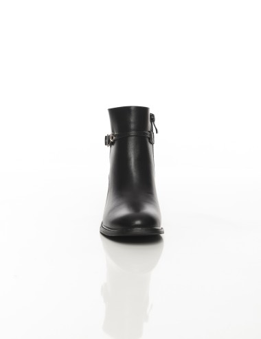 Cette image contient Bottines femme noires à bride et boucle dorée chez Joliesse. à 149,99 TND en Tunisie. L'hexa de l'arrière p