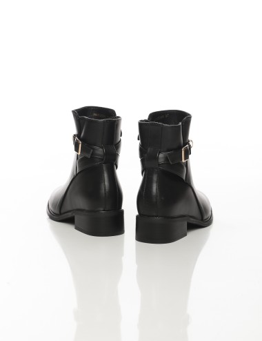 Cette image contient Bottines femme noires à bride et boucle dorée chez Joliesse. à 149,99 TND en Tunisie. L'hexa de l'arrière p