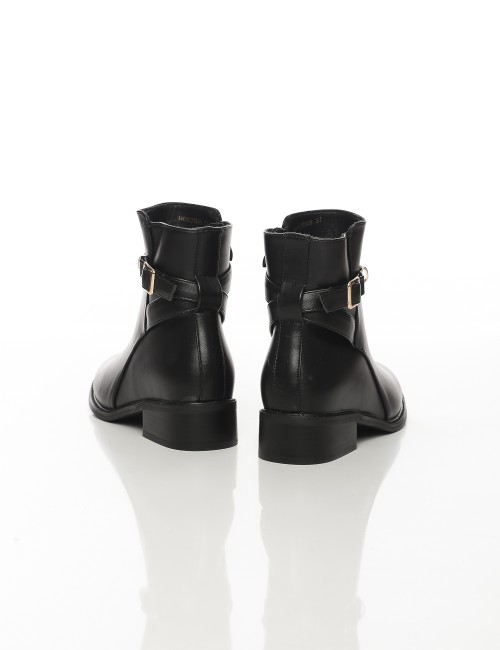 Cette image contient Bottines femme noires à bride et boucle dorée chez Joliesse. à 149,99 TND en Tunisie. L'hexa de l'arrière p