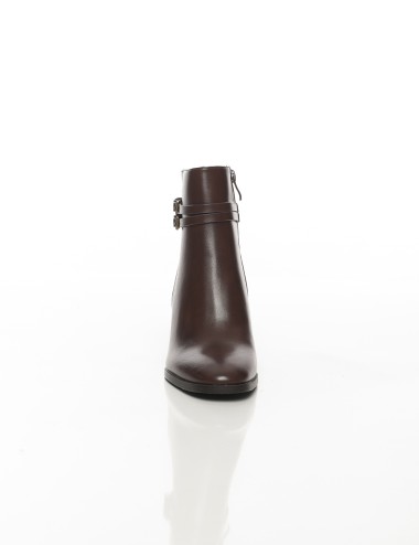 Cette image contient Bottines femme à talons hauts avec brides chez Joliesse. à 169,99 TND en Tunisie. L'hexa de l'arrière plan 
