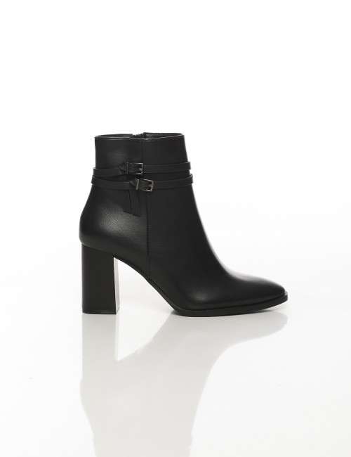 Cette image contient Bottines femme à talons hauts avec brides chez Joliesse. à 169,99 TND en Tunisie. L'hexa de l'arrière plan 
