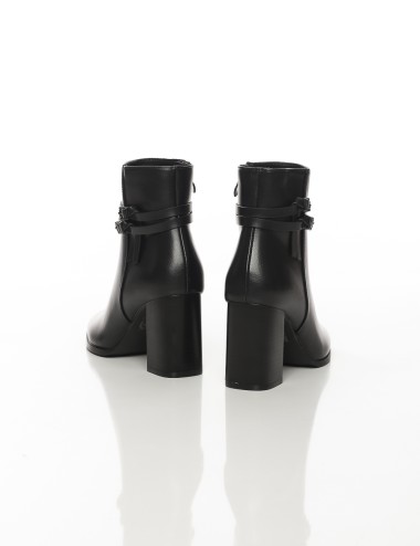 Cette image contient Bottines femme à talons hauts avec brides chez Joliesse. à 169,99 TND en Tunisie. L'hexa de l'arrière plan 