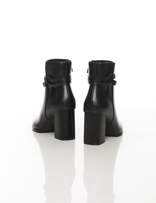 Cette image contient Bottines femme à talons hauts avec brides chez Joliesse. à 169,99 TND en Tunisie. L'hexa de l'arrière plan