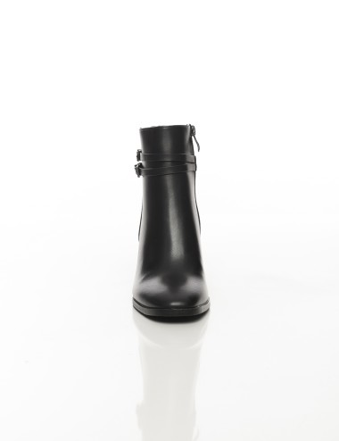 Cette image contient Bottines femme à talons hauts avec brides chez Joliesse. à 169,99 TND en Tunisie. L'hexa de l'arrière plan 