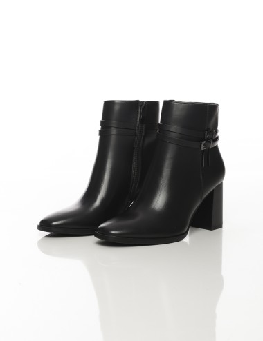 Cette image contient Bottines femme à talons hauts avec brides chez Joliesse. à 169,99 TND en Tunisie. L'hexa de l'arrière plan 