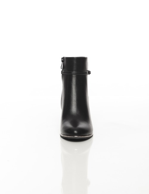 Cette image contient Bottines noires élégantes à talon carré pour femme chez Joliesse. à 169,99 TND en Tunisie. L'hexa de l'arri
