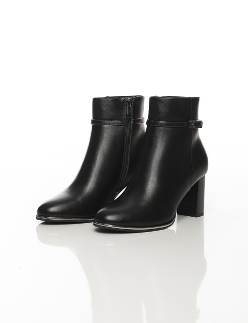 Cette image contient Bottines noires élégantes à talon carré pour femme chez Joliesse. à 169,99 TND en Tunisie. L'hexa de l'arri