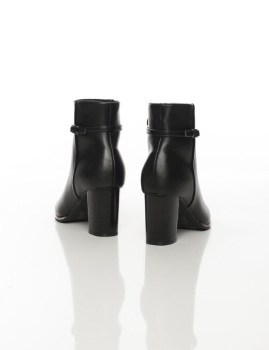 Cette image contient Bottines noires élégantes à talon carré pour femme chez Joliesse. à 169,99 TND en Tunisie. L'hexa de l'arri