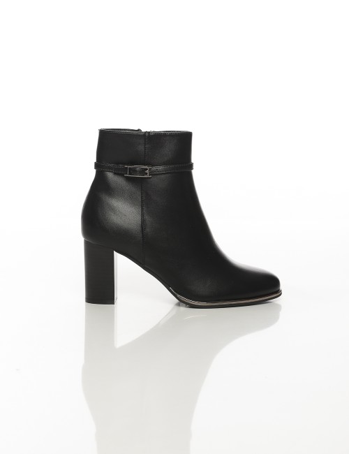 Cette image contient Bottines noires élégantes à talon carré pour femme chez Joliesse. à 169,99 TND en Tunisie. L'hexa de l'arri