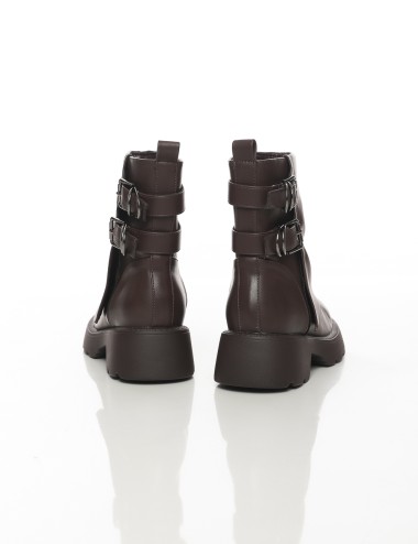 Cette image contient Bottines à semelle épaisse avec doubles boucles métalliques chez Joliesse. à 159,99 TND en Tunisie. L'hexa 