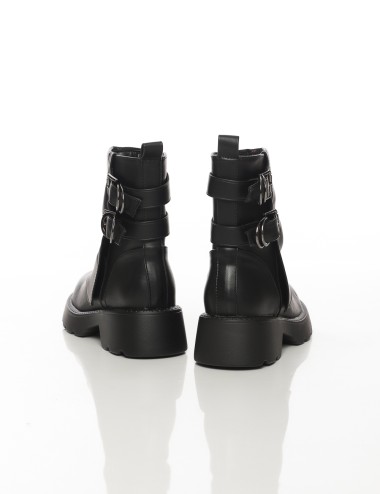 Cette image contient Bottines à semelle épaisse avec doubles boucles métalliques chez Joliesse. à 159,99 TND en Tunisie. L'hexa 