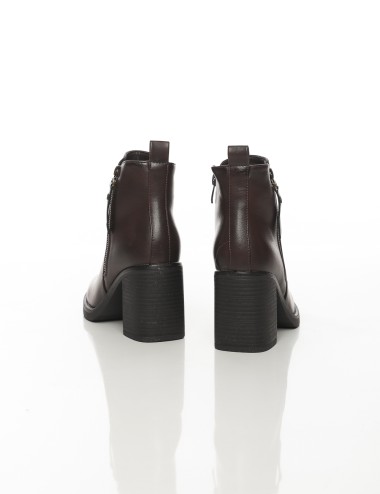 Cette image contient Bottines à talon carré avec fermeture zippée chez Joliesse. à 169,99 TND en Tunisie. L'hexa de l'arrière pl