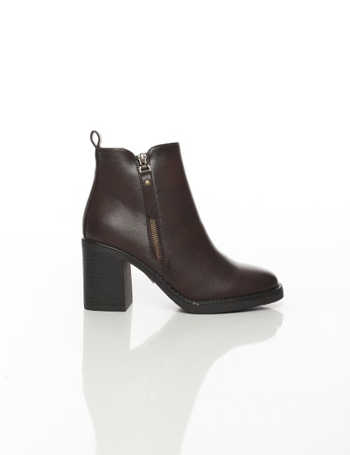Cette image contient Bottines à talon carré avec fermeture zippée chez Joliesse. à 169,99 TND en Tunisie. L'hexa de l'arrière pl