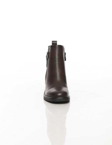 Cette image contient Bottines à talon carré avec fermeture zippée chez Joliesse. à 169,99 TND en Tunisie. L'hexa de l'arrière pl