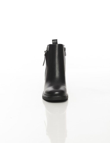 Cette image contient Bottines à talon carré avec fermeture zippée chez Joliesse. à 169,99 TND en Tunisie. L'hexa de l'arrière pl